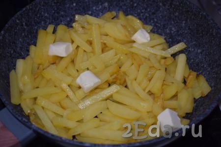В процессе жарки картофеля добавляем в сковороду сливочное масло.