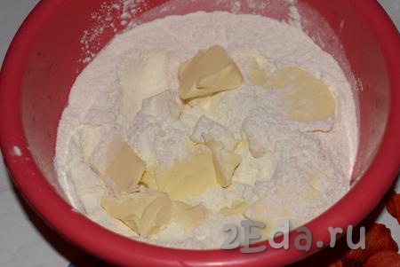 Делаем тесто для нашего пирога, для этого в глубокую миску высыпаем муку. Добавляем к муке холодное сливочное масло, нарезанное на кусочки.