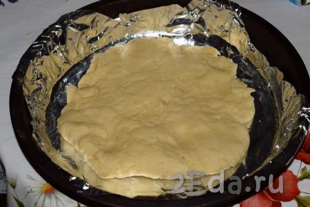 Кладем тесто на 15 минут в морозилку. Охлажденное тесто выкладываем в форму для выпечки, застеленную пергаментом или фольгой.