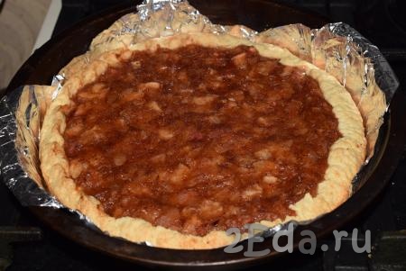 Ставим песочный пирог с яблоками в разогретую духовку и выпекаем при температуре 180 градусов 45-50 минут.