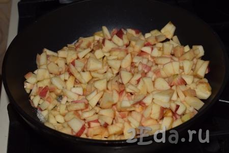 В расплавленный сахар выкладываем яблоки и перемешиваем их, стараясь чтобы карамель полностью обволакивала каждый кусочек.
