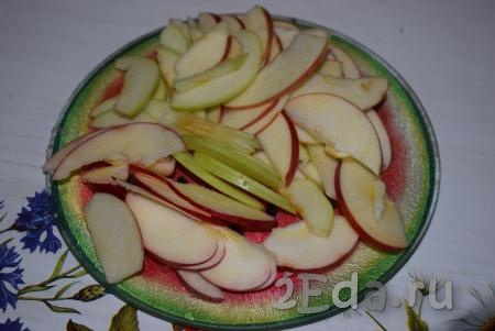 Нарезаем яблоки на тонкие ломтики, кладем в миску, поливаем лимонным соком и перемешиваем (лимонный сок не даст яблокам потемнеть раньше времени).