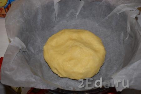 Вынимаем тесто из холодильника и выкладываем его в форму для выпечки, застеленную пергаментом или фольгой.