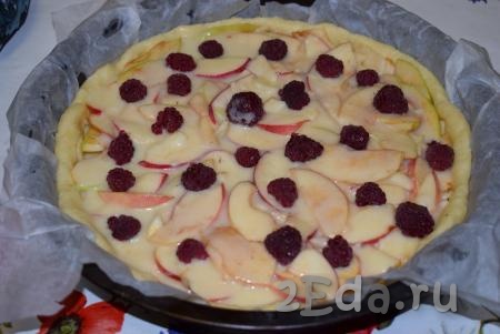 Украшаем наш пирог ягодами малины (по желанию) и ставим форму в разогретую до 180 градусов духовку.
