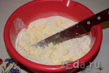 Масло с мукой растираем до состояния жирной крошки при помощи ножа.