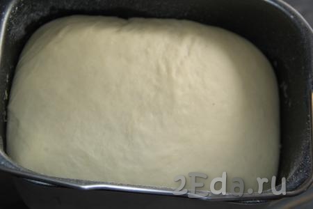 Я тесто замесила в хлебопечке, можно замешивать и вручную. В ведёрко хлебопечки влить тёплое молоко, добавить масло и сахар. Затем всыпать муку, соль и дрожжи. Выставить режим "Замес теста" на 1,5 часа. Если тесто делать руками, тогда для начала нужно в тёплом молоке развести дрожжи и сахар, оставить на 15 минут (за это время дрожжи "оживут"). Затем добавить масло, муку и соль, замесить тесто. Оно должно получиться мягким и нежным. Оставить тесто на 1,5 часа в миске, накрыв полотенцем. Тесто хорошо поднимется.