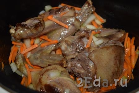 Когда кусочки утки подрумянятся, к мясу добавляем лук и морковь, обжариваем, периодически помешивая, до прозрачности овощей (около 15 минут).