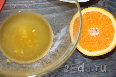 Из апельсина выжать сок. Процедить его через сито. Можно использовать свежевыжатый сок любых сладких фруктов, которые у вас есть и, чем сочнее фрукты, тем вкуснее будет фруктовый лед.