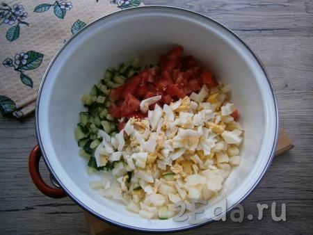 Яйца порубить, помидоры нарезать кубиками, добавить в кастрюлю к картошке и огурцам.