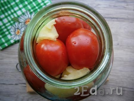Из болгарского перца удалить семенную коробку. Заполнить банки плотными, не поврежденными свежими помидорами, между которыми разместить половинки или четвертинки сладкого болгарского перца.