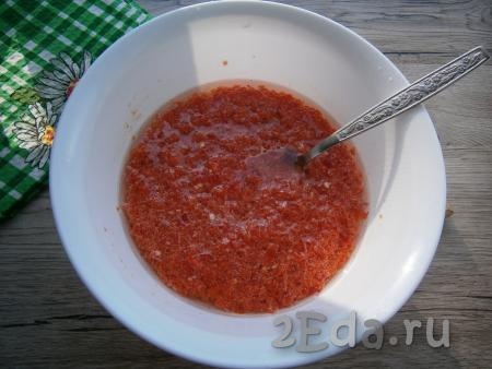 В получившийся острый соус из перца и чеснока добавить соль, влить растительное масло, перемешать.