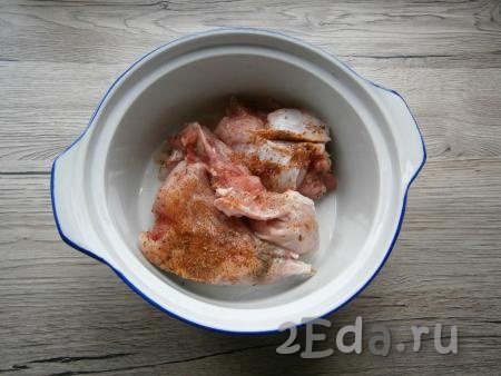 Мясо кролика поместить в форму для запекания или небольшую кастрюльку, пригодную для готовки в духовке.