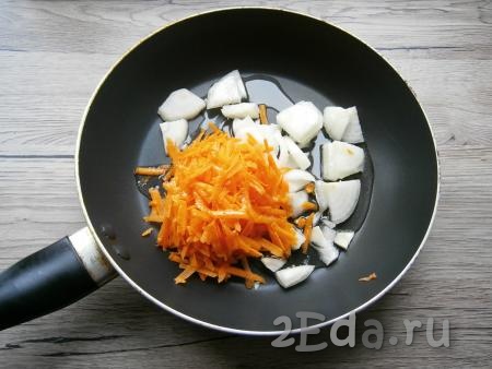 Лук, очищенный и нарезанный довольно крупно, а также очищенную морковь, натертую на крупной терке, поместить в сковороду, влить растительное масло.