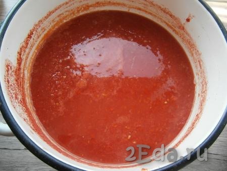 Довести томат до кипения, добавить соль, сахар. Варить томат около 10 минут на небольшом огне, в конце варки влить уксус.