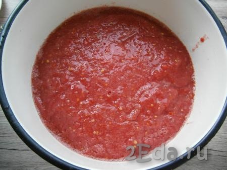 Мягкие помидоры нарезать кусочками, перекрутить на мясорубке.