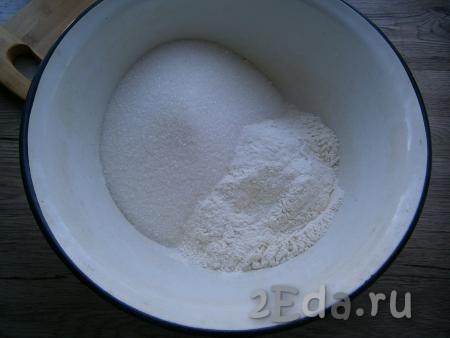 К 250 граммам просеянной муки добавить сахар и соль, перемешать.