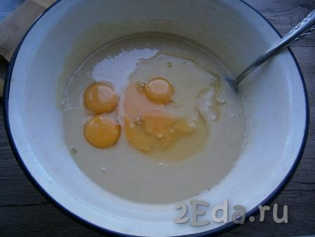 Добавить в заварную смесь 2 яйца и 2 яичных желтка.