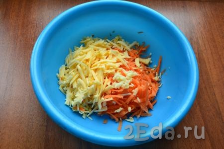 К натертой моркови добавить твердый сыр, натертый на той же терке, и пропущенный через пресс чеснок.