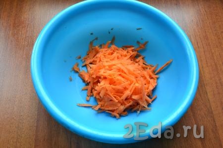 Морковь очистить и натереть на крупной терке.