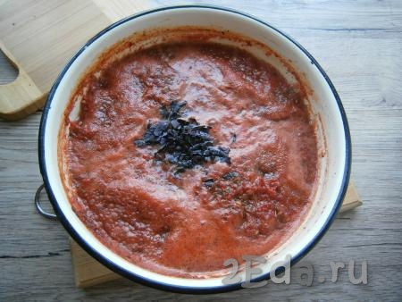 Поставить емкость с соусом на огонь, довести до кипения. Далее добавить свежий мелко нарезанный базилик (можно заменить на 1 чайную ложку сушеного базилика).