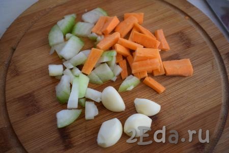 Затем убираем мясо со сковороды и даем ему немного остыть. Затем обмазываем каждый кусочек баранины приготовленным маринадом (1 столовую ложку маринада оставьте для овощей) и оставляем промариноваться на 10-15 минут. Лук, морковь и чеснок очистим и нарежем на кусочки среднего размера.