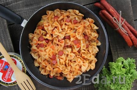 Аппетитные, вкусные макароны, приготовленные с колбасой и помидорами, подать к столу в горячем виде. 