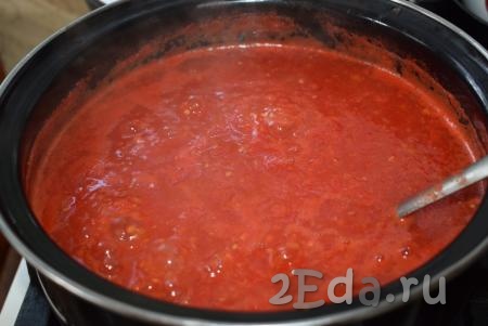 Доводим помидоры до кипения и уменьшаем огонь до среднего. Варим томатный сок с мякотью, примерно, 20-25 минут с момента закипания (до появления крупных прозрачных пузырей).