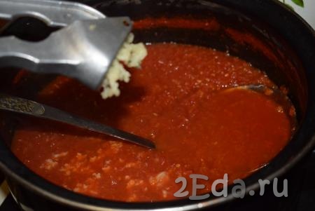 Далее добавляем в томатную массу чеснок, пропущенный через чеснокодавилку.