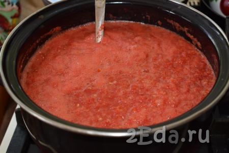 Выливаем получившийся томатный сок с мякотью в кастрюлю и ставим на огонь.