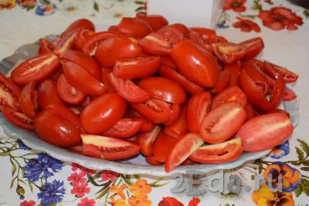 Для начала надо подготовить все овощи: вымыть помидоры и болгарский перец, очистить чеснок. Помидоры нарезать на дольки.