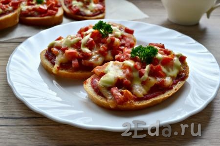 Горячие бутерброды с помидорами, колбасой и сыром в духовке
