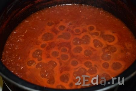 Варим томат дальше на умеренном огне до появления крупных, прозрачных пузырьков на поверхности (примерно, 15 минут).