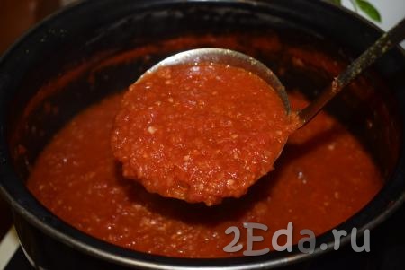 В общей сложности варится домашний томат из помидоров с момента закипания, приблизительно, 25-30 минут. В результате он получается густым и насыщенным.
