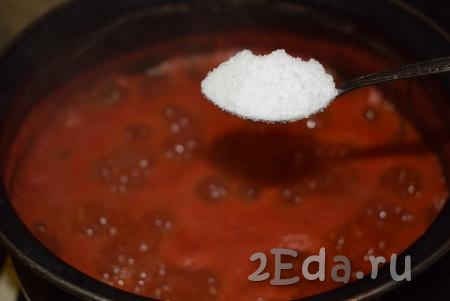 Варим томат с момента закипания 10 минут на среднем огне. Затем добавляем к томату соль, сахар и растительное масло.