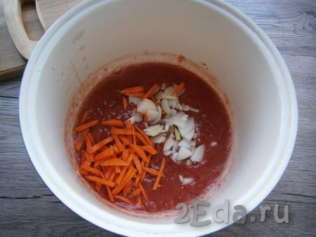 Лук очистить и нарезать кусочками, очищенную морковь нарезать соломкой, отправить овощи в томат.