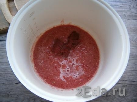 Помидоры перекрутить на мясорубке, получившийся томат вылить в чашу мультиварки, добавить томатную пасту, перемешать до однородности.