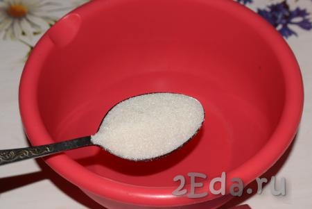 Для приготовления опары в миску наливаем теплую воду, добавляем сахар и перемешиваем.