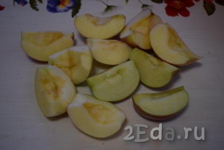 В это время приготовим начинку, для этого вымытые яблоки нарежем на дольки, удалив сердцевину.