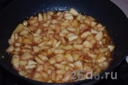 Наша яблочная начинка для булочек готова, выключаем сковороду и даем остыть. 