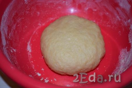 Вымешиваем наше тесто для булочек, примерно, 7-10 минут. По консистенции тесто получится гладким, не очень плотным, но держащим форму.