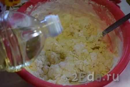 В миску с мукой вливаем кефирную смесь, добавляем растительное масло и замешиваем тесто.