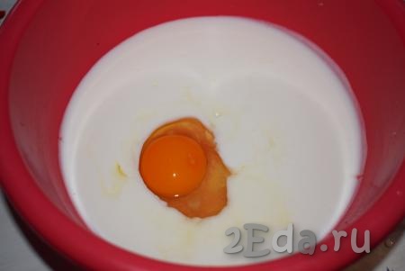 В получившуюся кефирную смесь вбиваем яйцо и хорошо перемешиваем.