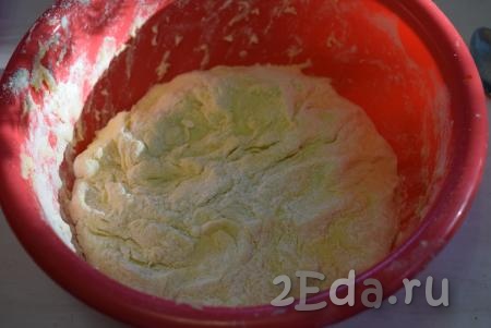 Тесто получается по консистенции липким и жидковатым, но на данном этапе продолжаем его вымешивать, не добавляя муку (при необходимости, руки можно смазать растительным маслом). Месим тесто, примерно, 7-8 минут и оставляем его отдохнуть и раскрыть клейковину на 20-25 минут, накрыв пленкой.