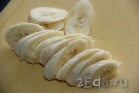 Очистить бананы и нарезать на кружки толщиной, примерно, 1 см.