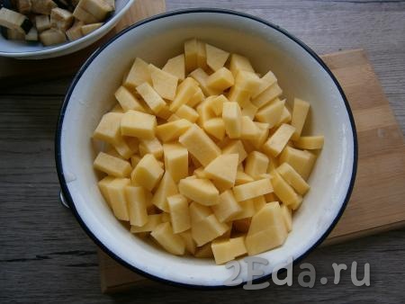 Очищенный картофель нарезать небольшими кубиками.