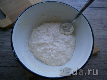Должно получиться тесто, напоминающее густую сметану или тесто для оладий.