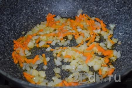 В сковороде разогреем на слабом огне растительное масло, выложим лук и морковь.