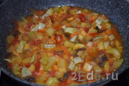 Когда тушеные овощи станут мягкими и практически готовыми (как на фото), добавляем в сковороду специи, соль, молотый черный перец, перемешиваем.