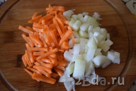 Мелко нарежем лук и морковь.