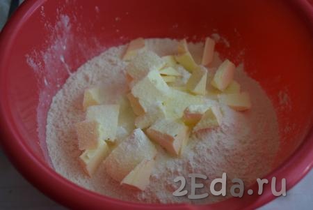Для начала приготовим тесто. В миску высыпаем муку, добавляем соль, сахар и охлажденное сливочное масло.